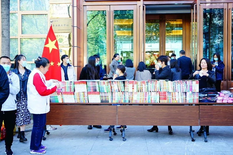 “爱在蓝天下”公益捐赠活动——草莓污视频下载党支部在行动