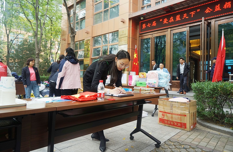 1发挥党员模范作用 ZOBO草莓污视频下载第七届“爱在蓝天下”公益捐赠