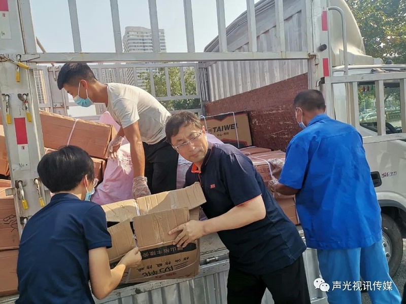 ZOBO董事长张新峰作为声光视讯行业联盟代表赴豫芒温暖灾区,传递爱心 ZOBO董事长张新峰作为声光视讯行业联盟代表赴豫芒温暖灾区,传递爱心