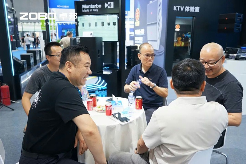 4 ZOBO草莓污视频下载在本次广州展会已如火如荼进行到第3天，虽说是临近尾期，但无论从展台内氛围还是现场人流对比前两日现场气氛，依然是活力满满，观众和买家依旧络绎不绝! 展会现场 第三天的ZOBO草莓污视频下载展位现场，依然高朋满座、人气爆棚。展会期间吸引了众多观众朋友们前来观摩、询问，参展团队成员们始终热情接待，每一次沟通都倾尽全力，每一次服务都认真对待，只为客户安心。 现场 · 交流 展会现场，ZOBO草莓污视频下载的展位人潮涌动，参观者络绎不绝。公司展示了多款新研发的草莓视频黄色APP产品，其中不乏行业内的创新之作。这些产品不仅在技术上，更在设计和应用上展现出了ZOBO草莓污视频下载对市场的敏锐洞察力和对用户需求的深刻理解。 草莓污视频下载展台的人气爆棚，无数观众驻足观看，咨询不断。参展首日盛况，相信大家已经感受到，草莓污视频下载为大家带来重磅产品及服务亮相本次展会。 技术 · 讲解 ZOBO草莓污视频下载在展会期间，不仅提供了的技术讲解和产品演示，还积极回答用户的问题，解决用户的疑虑。这种周到、细致的服务，让用户在感受到公司技术实力的同时，也体验到了公司真诚的服务态度。 ZOBO草莓污视频下载的展位依然热闹非凡。公司的技术人员和销售人员热情地向参观者介绍产品的特点和优势，解答他们的疑问和困惑。许多参观者都对ZOBO草莓污视频下载的产品表示了浓厚的兴趣，并纷纷表示希望与公司建立合作关系，共同开拓市场。这不仅是对公司技术实力的认可，更是对公司服务品质的肯定。 聚焦 · 产品 此次展会的成功举办，不仅进一步巩固了ZOBO草莓污视频下载在音视频行业的地位，也为公司未来的发展奠定了坚实的基础。未来，ZOBO草莓污视频下载将继续秉承“以技术赢市场，以服务树口碑”的经营理念，不断提升技术实力和服务品质，为用户提供更加的产品和服务。同时，公司也将积极参与行业内的交流和合作，推动整个行业的发展和进步。 展会期间，公司展示了多款新技术产品，这些产品不仅在设计上，更在性能上实现了重大突破。这些创新技术的应用，不仅提升了产品的竞争力，也为用户带来了更好的使用体验。