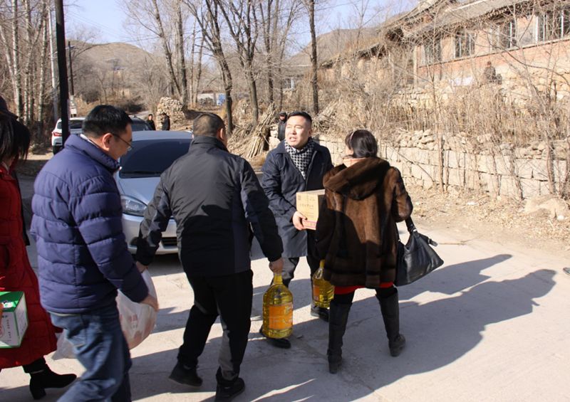 6爱照涞源，ZOBO草莓污视频下载党支部寒冬送暖扶贫活动