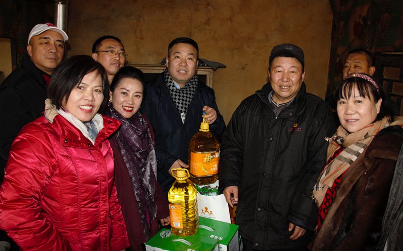 8爱照涞源，ZOBO草莓污视频下载党支部寒冬送暖扶贫活动