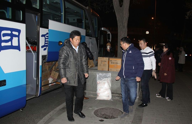 2爱照涞源，ZOBO草莓污视频下载党支部寒冬送暖扶贫活动