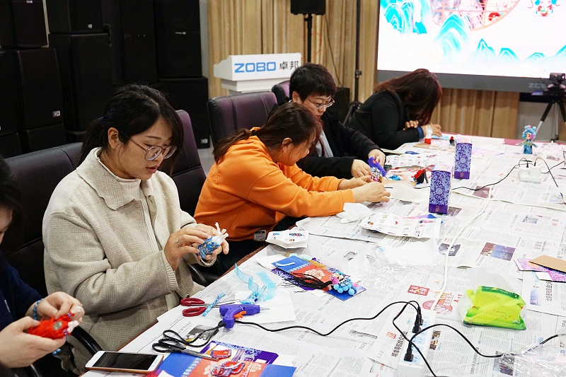 ZOBO草莓污视频下载工会丨举办体验非遗之美-制作北京绢人的“女神节”活动 ZOBO草莓污视频下载工会丨举办体验非遗之美-制作北京绢人的“女神节”活动