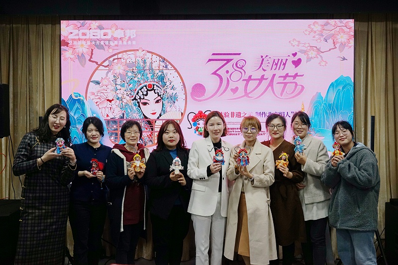 ZOBO草莓污视频下载工会丨举办体验非遗之美-制作北京绢人的“女神节”活动