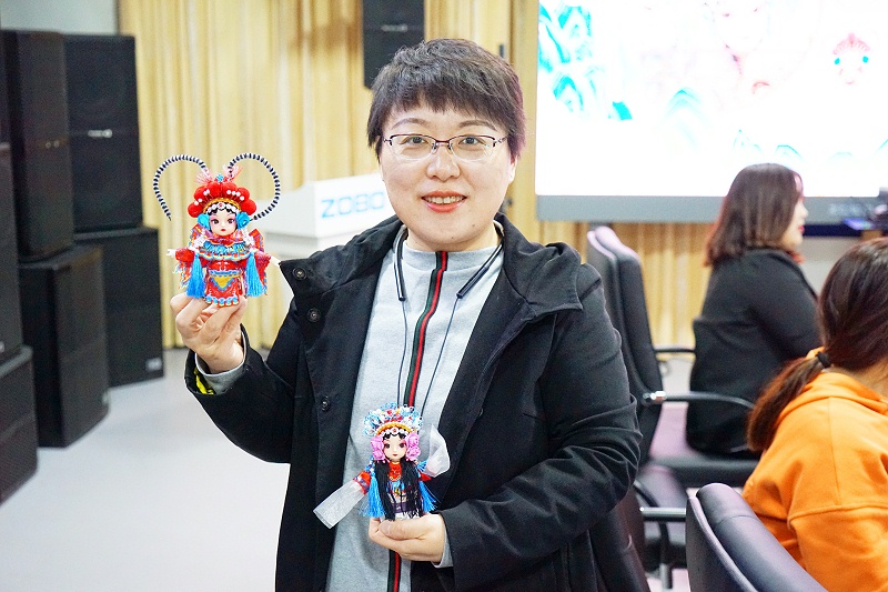 ZOBO草莓污视频下载工会丨举办体验非遗之美-制作北京绢人的“女神节”活动