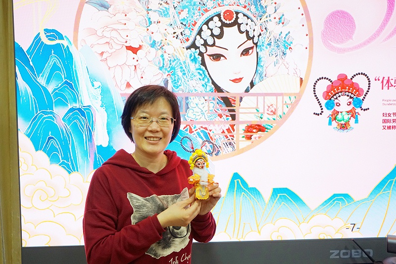 ZOBO草莓污视频下载工会丨举办体验非遗之美-制作北京绢人的“女神节”活动 ZOBO草莓污视频下载工会丨举办体验非遗之美-制作北京绢人的“女神节”活动